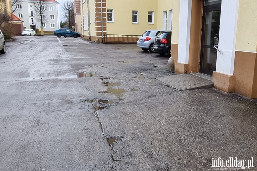 Dziury na elblskich ulicach - ul. Saperw 14c I Saperw 14b , fot. 18