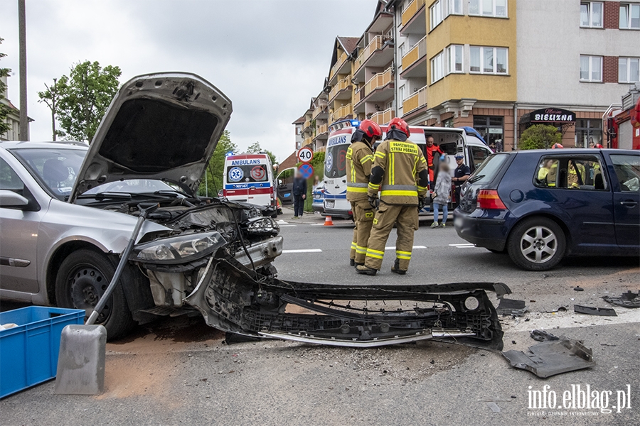 Groźny wypadek na skrzyżowaniu ulic Robotniczej i Matejki, fot. 3