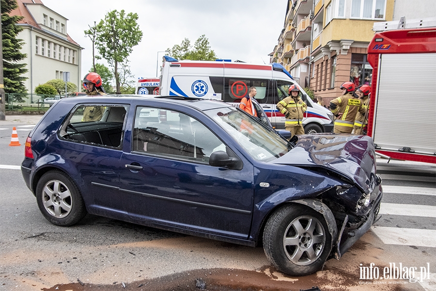 Groźny wypadek na skrzyżowaniu ulic Robotniczej i Matejki, fot. 4