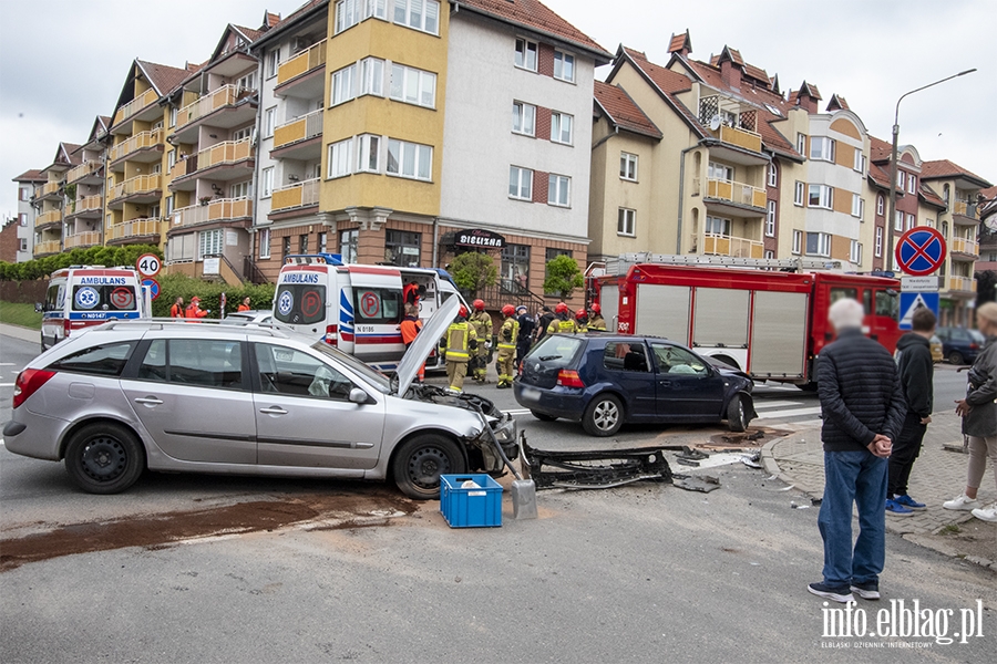 Groźny wypadek na skrzyżowaniu ulic Robotniczej i Matejki, fot. 6