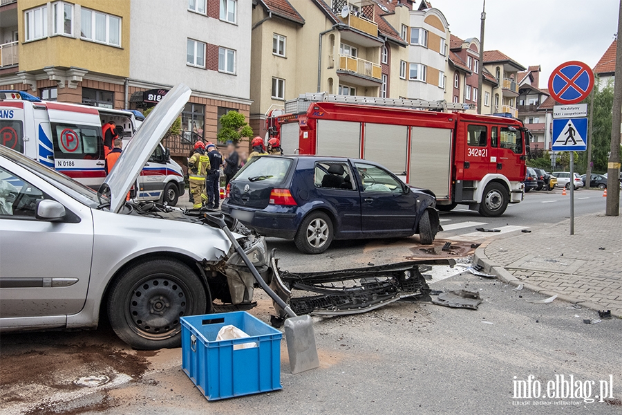 Groźny wypadek na skrzyżowaniu ulic Robotniczej i Matejki, fot. 7