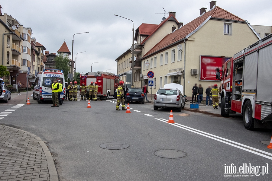 Grony wypadek na skrzyowaniu ulic Robotniczej i Matejki, fot. 8