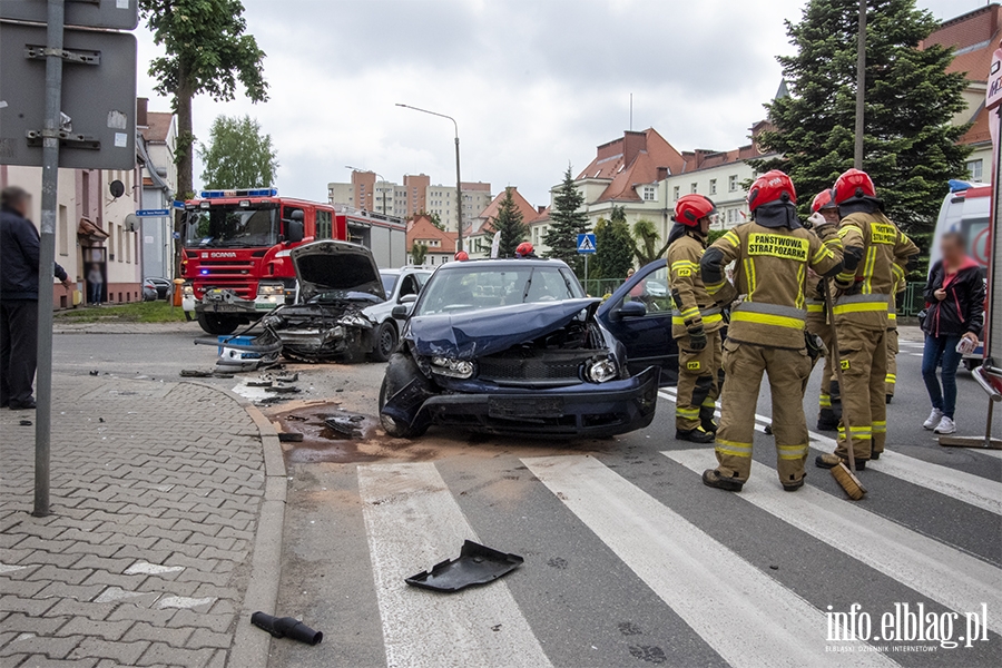 Grony wypadek na skrzyowaniu ulic Robotniczej i Matejki, fot. 12