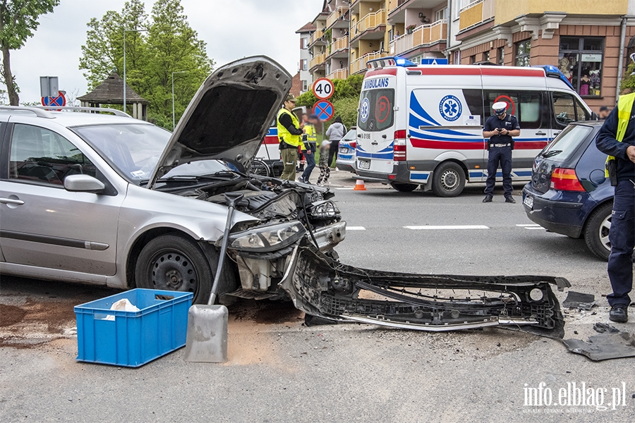 Groźny wypadek na skrzyżowaniu ulic Robotniczej i Matejki, fot. 14