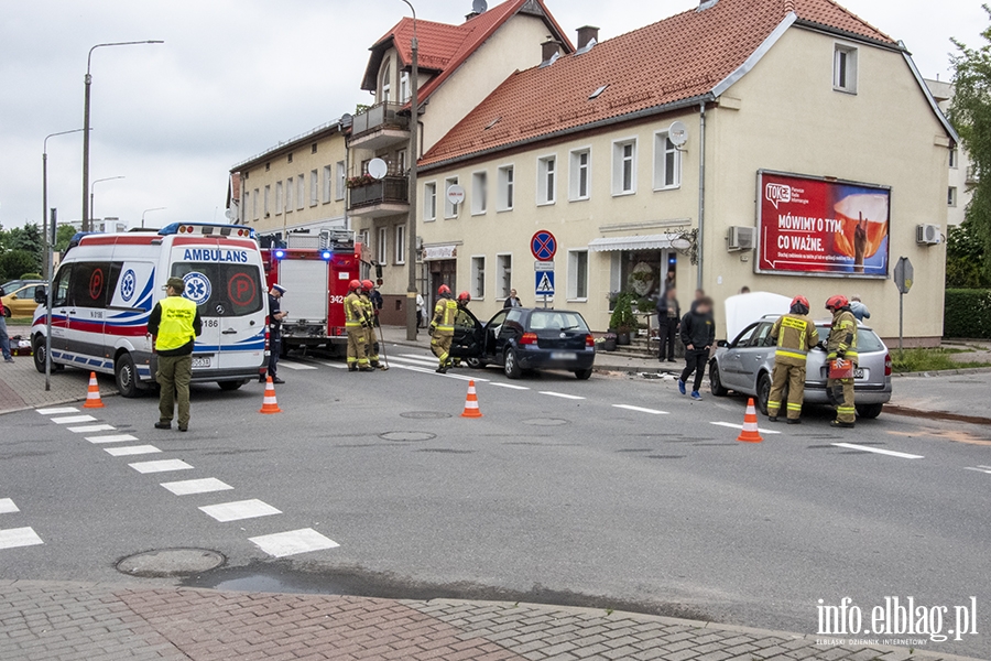 Groźny wypadek na skrzyżowaniu ulic Robotniczej i Matejki, fot. 15