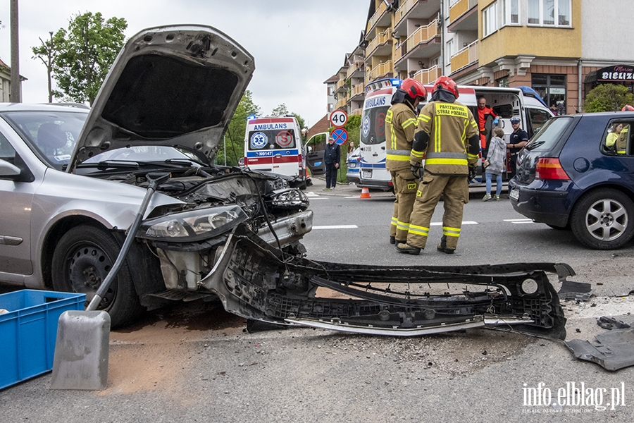 Groźny wypadek na skrzyżowaniu ulic Robotniczej i Matejki, fot. 16