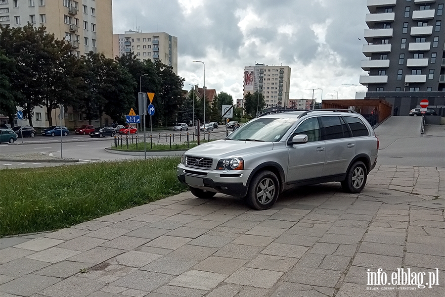 Mistrzowie parkowania w Elblągu (część 161), fot. 4