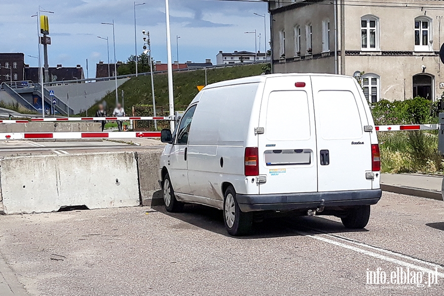 Mistrzowie parkowania w Elblągu (część 167), fot. 5