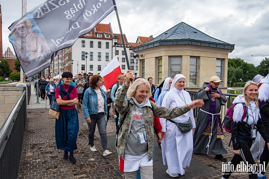 XXX Elblska Pielgrzymka Piesza. Wierni id na Jasn Gr, fot. 26