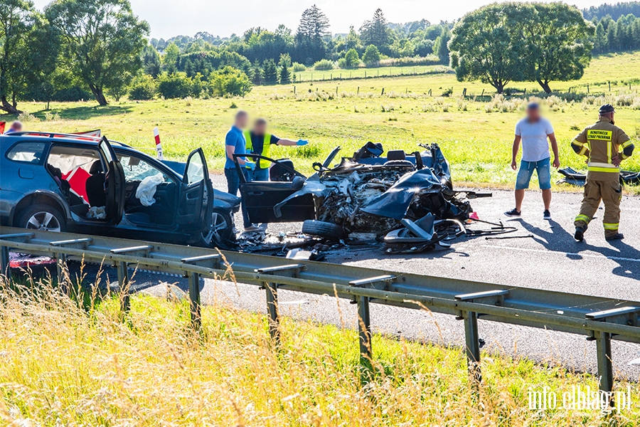Tragedia na drodze S22 węzeł Młynary. Nie żyją 4 osoby, fot. 8