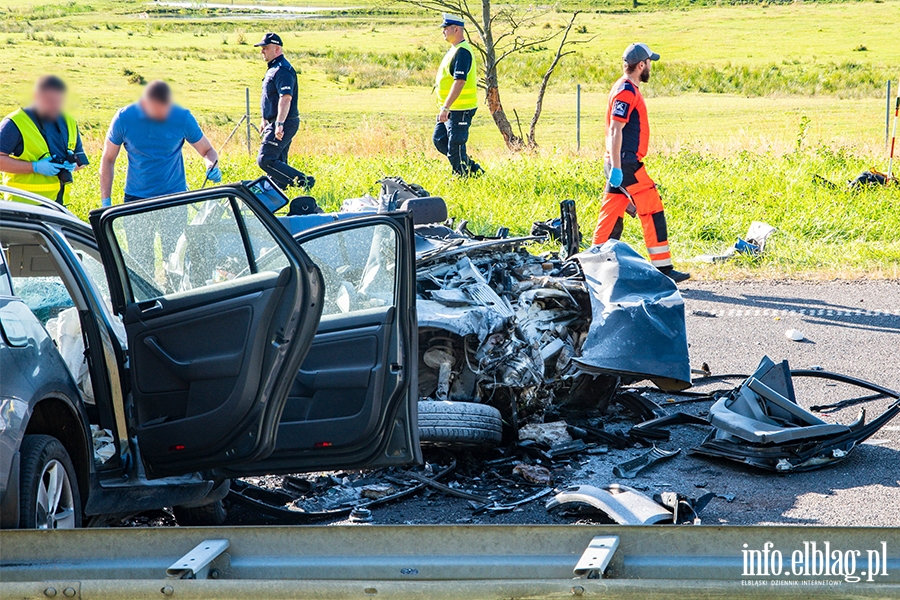 Tragedia na drodze S22 węzeł Młynary. Nie żyją 4 osoby, fot. 10