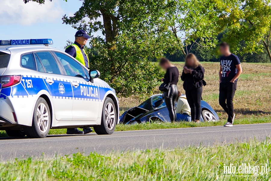 Kierujca audi nie zachowaa ostronoci. Uderzya w nissana i wjechaa do rowu, fot. 1