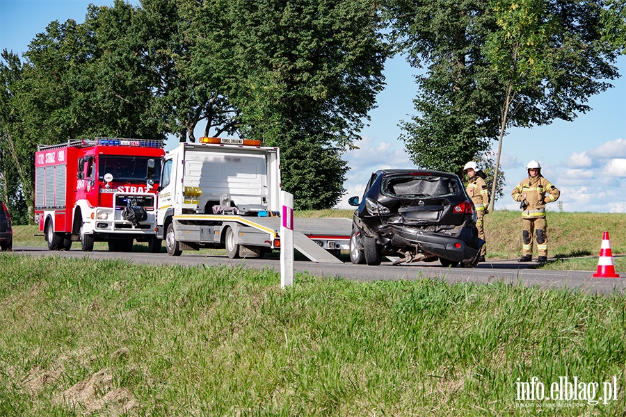 Kierujca audi nie zachowaa ostronoci. Uderzya w nissana i wjechaa do rowu, fot. 2