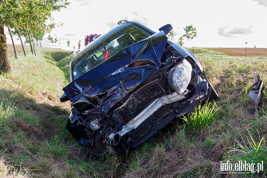 Kierujca audi nie zachowaa ostronoci. Uderzya w nissana i wjechaa do rowu, fot. 5