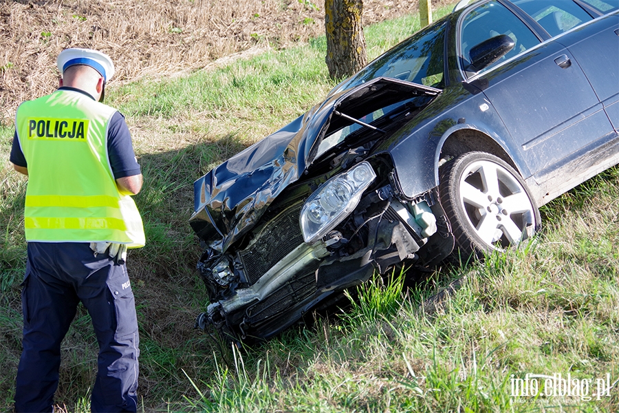 Kierująca audi nie zachowała ostrożności. Uderzyła w nissana i wjechała do rowu, fot. 7