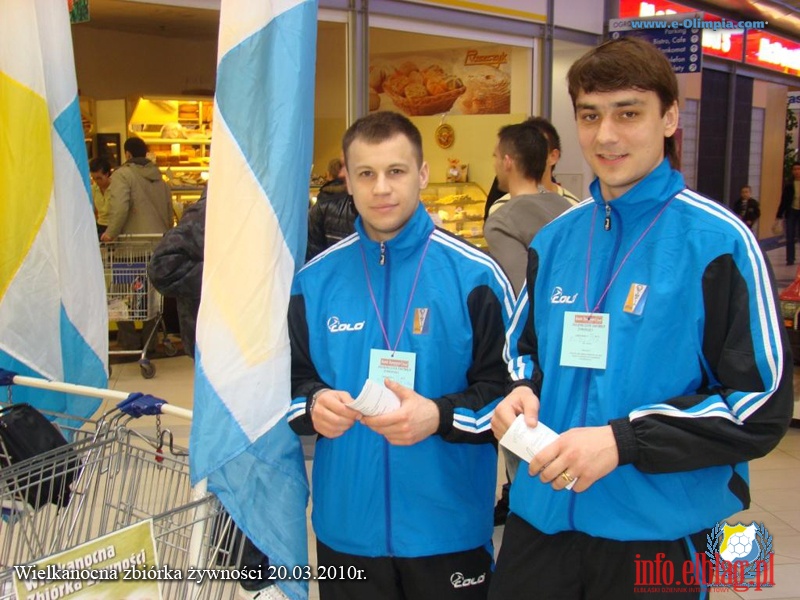 Pikarze Olimpii Elblg wczyli si do Wielkanocnej Zbirki ywnoci, fot. 3