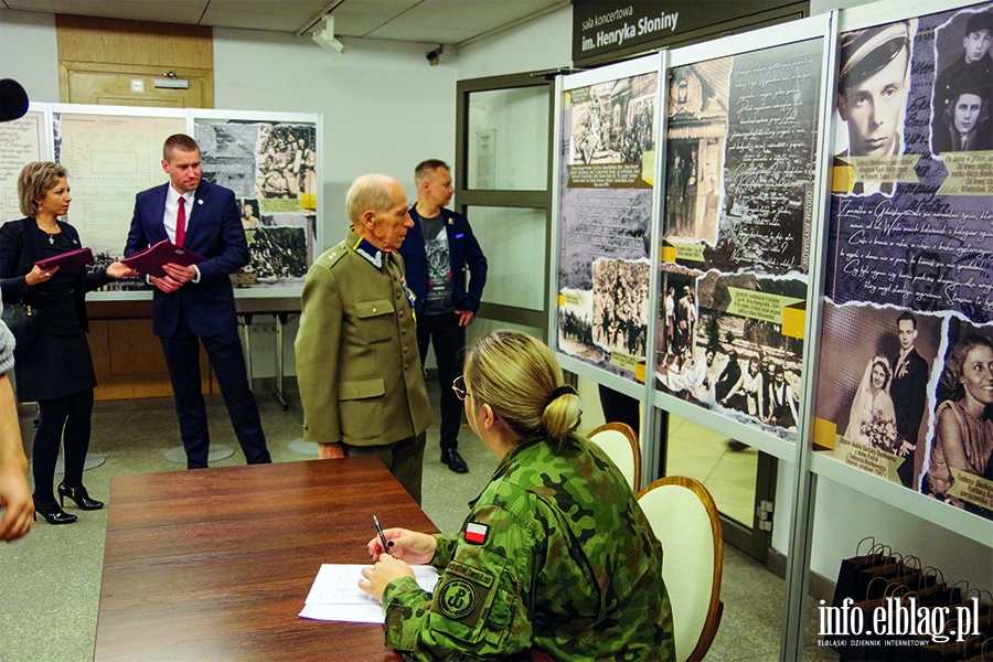 "Wszyscy dziaamy pod flag biao-czerwon". W Elblgu trwa I Oglnopolski Kongres rodowisk Patriotycznych, fot. 30