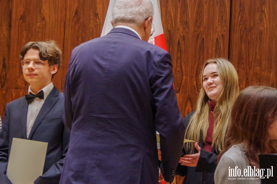 Elbląg: Kilkudziesięciu uczniów otrzymało stypendia premiera, fot. 2