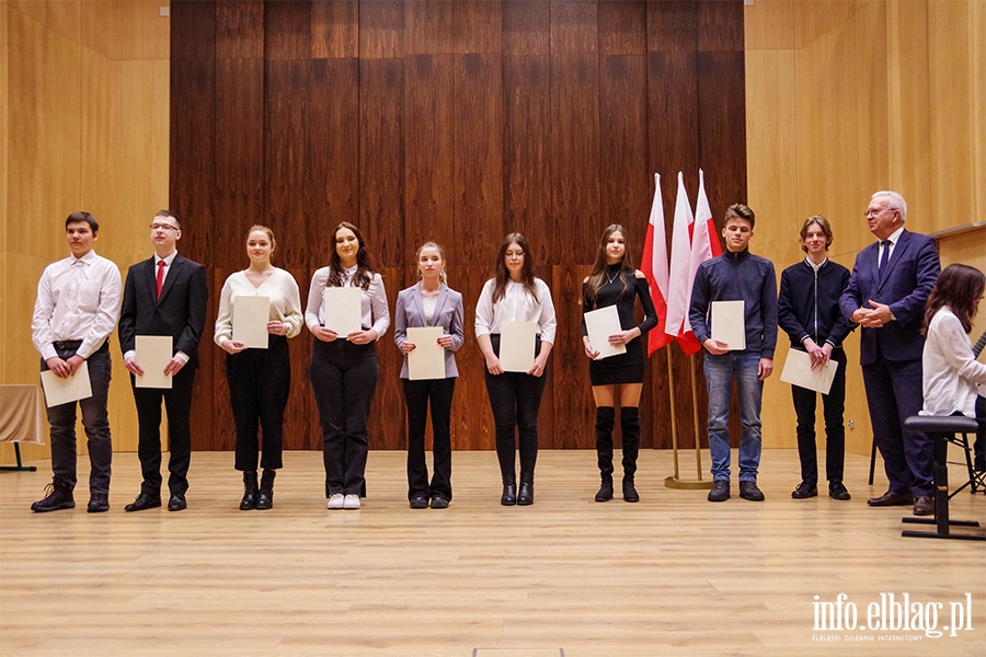 Elblg: Kilkudziesiciu uczniw otrzymao stypendia premiera, fot. 13