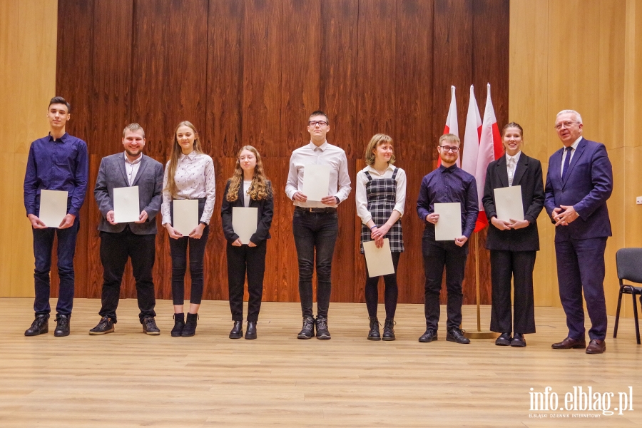 Elblg: Kilkudziesiciu uczniw otrzymao stypendia premiera, fot. 23