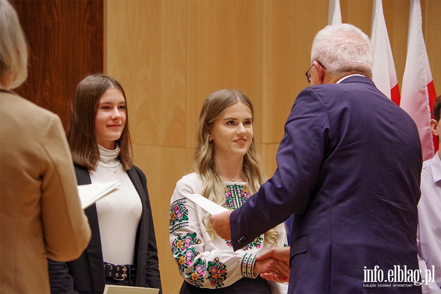 Elblg: Kilkudziesiciu uczniw otrzymao stypendia premiera, fot. 37