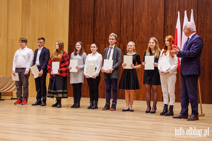 Elblg: Kilkudziesiciu uczniw otrzymao stypendia premiera, fot. 53