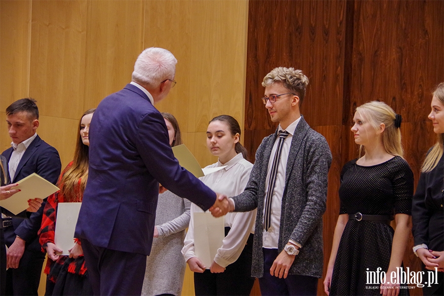 Elbląg: Kilkudziesięciu uczniów otrzymało stypendia premiera, fot. 57