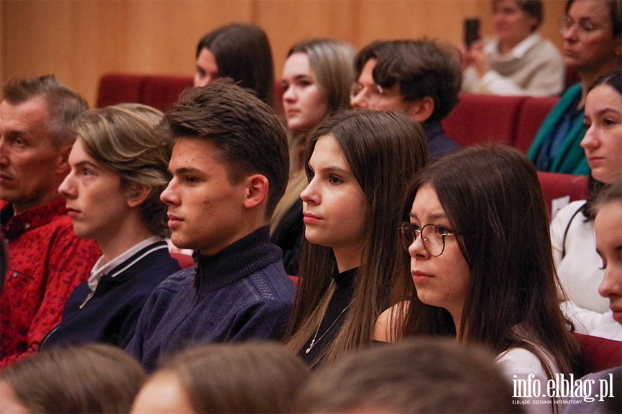 Elblg: Kilkudziesiciu uczniw otrzymao stypendia premiera, fot. 67