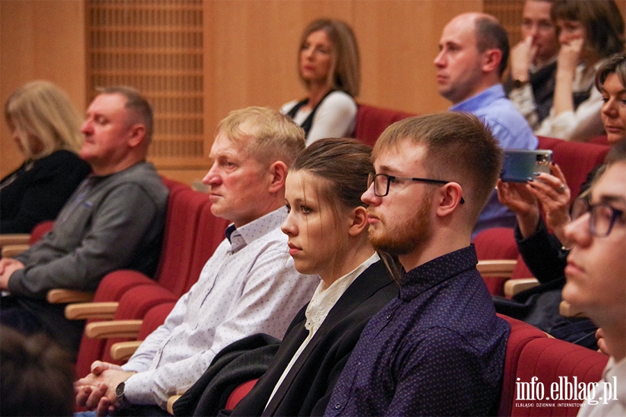 Elblg: Kilkudziesiciu uczniw otrzymao stypendia premiera, fot. 68