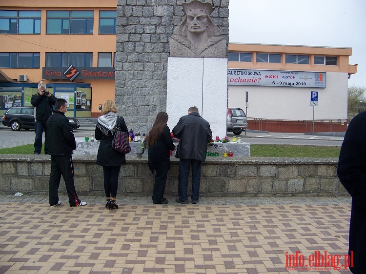  Elblążanie złożyli hołd ofiarom tragedii pod Smoleńskiem, fot. 2