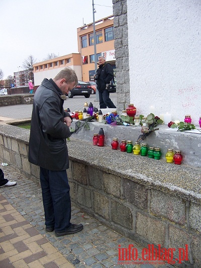  Elblążanie złożyli hołd ofiarom tragedii pod Smoleńskiem, fot. 3