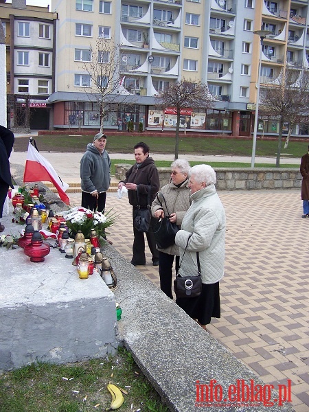  Elblążanie złożyli hołd ofiarom tragedii pod Smoleńskiem, fot. 14