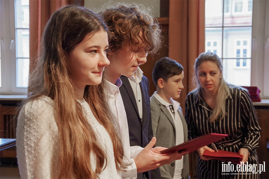 Wrczenie stypendiw na wyrwnywanie szans edukacyjnych dla uczniw klas sidmych i smych, fot. 4