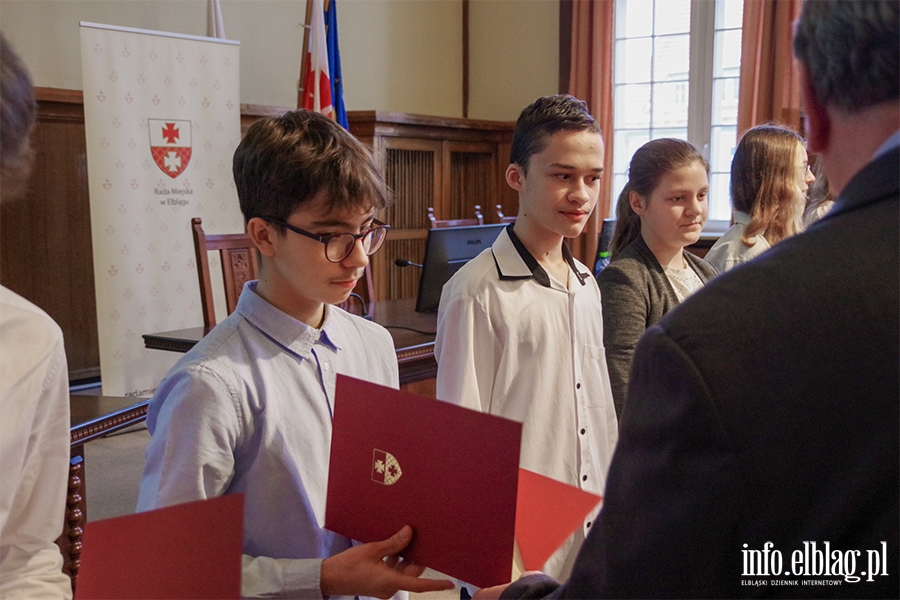 Wręczenie stypendiów na wyrównywanie szans edukacyjnych dla uczniów klas siódmych i ósmych, fot. 5