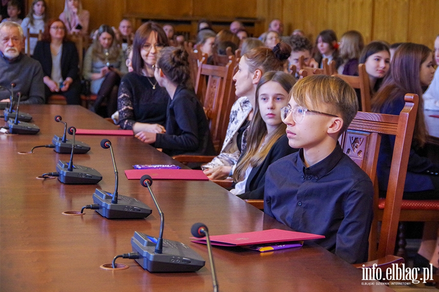 Wręczenie stypendiów na wyrównywanie szans edukacyjnych dla uczniów klas siódmych i ósmych, fot. 21