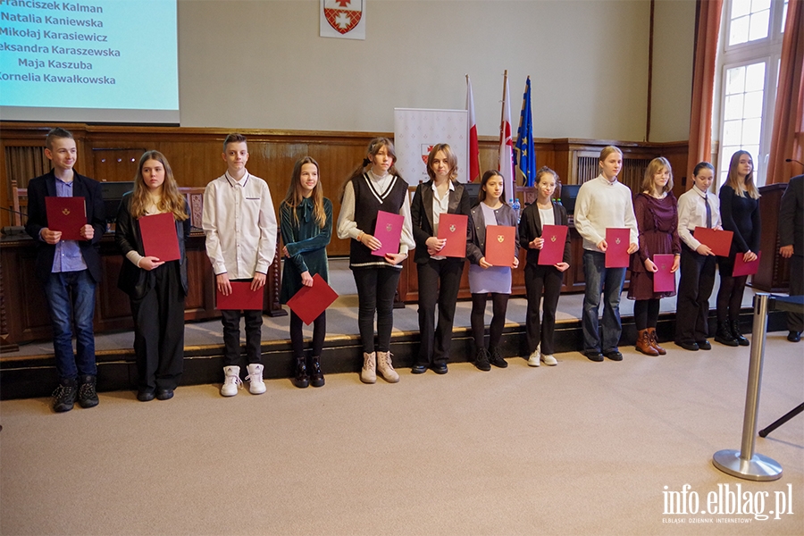 Wrczenie stypendiw na wyrwnywanie szans edukacyjnych dla uczniw klas sidmych i smych, fot. 22