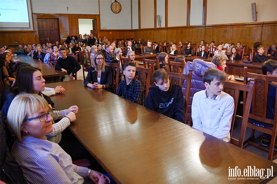 Wręczenie stypendiów na wyrównywanie szans edukacyjnych dla uczniów klas siódmych i ósmych, fot. 38