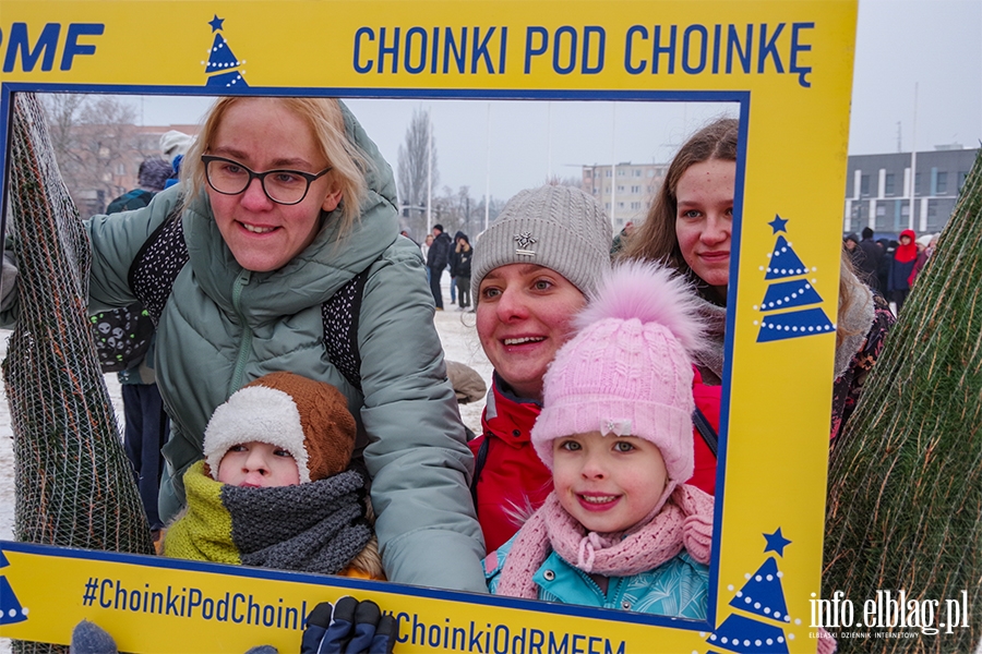 Konwój RMF FM zawitał do Elbląga. Rozdano 500 drzewek, chętnych było więcej, fot. 34