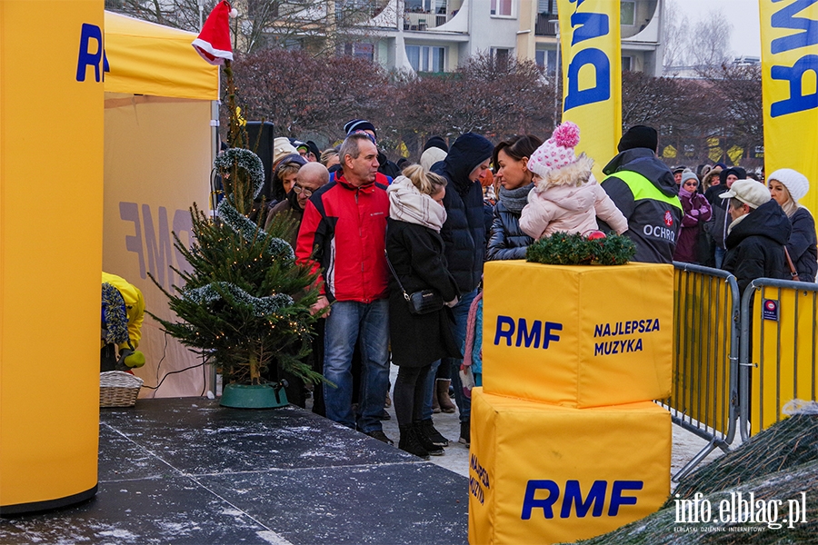 Konwój RMF FM zawitał do Elbląga. Rozdano 500 drzewek, chętnych było więcej, fot. 53