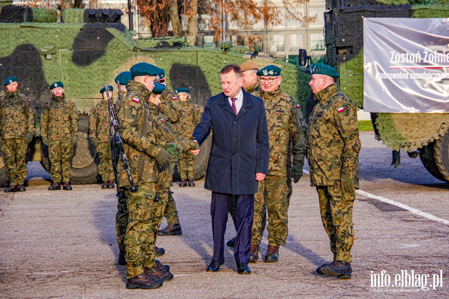 Minister Błaszczak spotkał się z ochotnikami. "Ważne jest, aby Wojsko Polskie było coraz liczniejsze", fot. 2