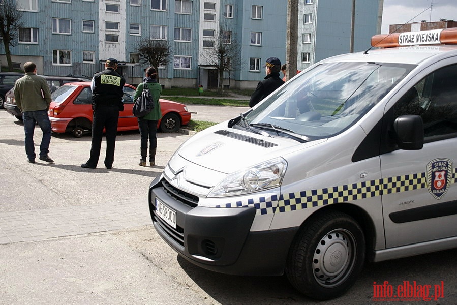 Odholowanie przez Stra Miejsk nieuywanych pojazdw z ul. Tuwima i Korczaka, fot. 5