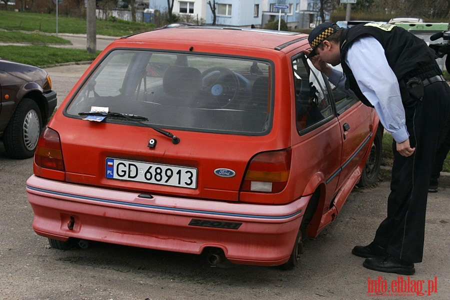 Odholowanie przez Stra Miejsk nieuywanych pojazdw z ul. Tuwima i Korczaka, fot. 9