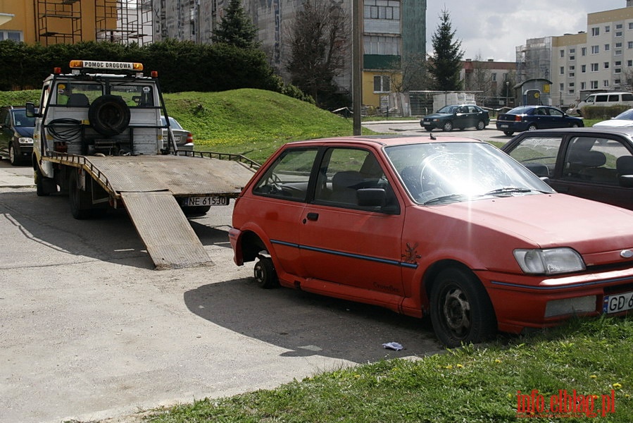 Odholowanie przez Stra Miejsk nieuywanych pojazdw z ul. Tuwima i Korczaka, fot. 11