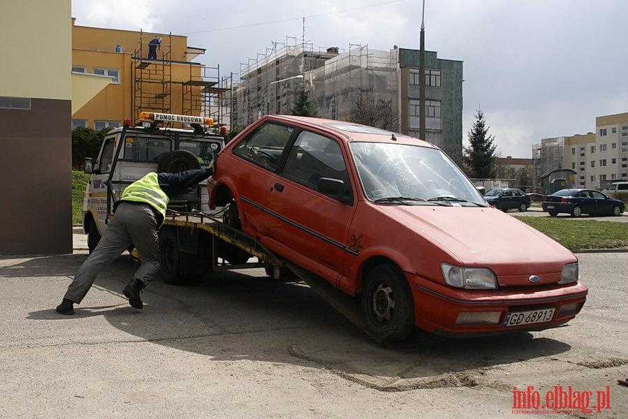 Odholowanie przez Stra Miejsk nieuywanych pojazdw z ul. Tuwima i Korczaka, fot. 13