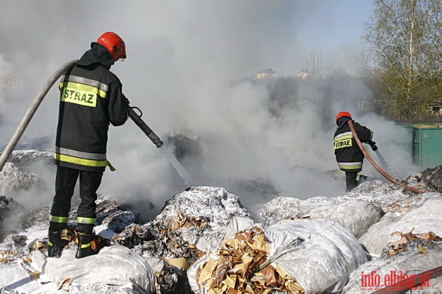 Pożar składowiska surowców wtórnych przy ul. Skrzydlatej, fot. 23