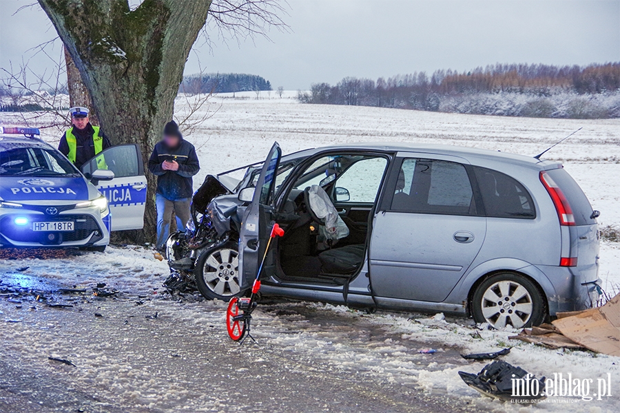 Wypadek w Milejewie przy stacji CPN - 6 osb poszkodowanych, fot. 3