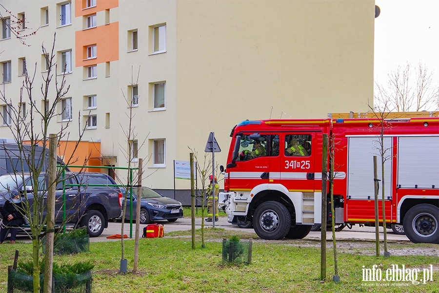 Okulickiego: W mieszkaniu znaleziono niebezpieczne substancje. Ewakuowano ok. 100 mieszkacw, fot. 7