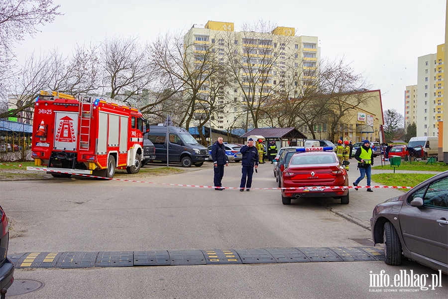 Okulickiego: W mieszkaniu znaleziono niebezpieczne substancje. Ewakuowano ok. 100 mieszkacw, fot. 9