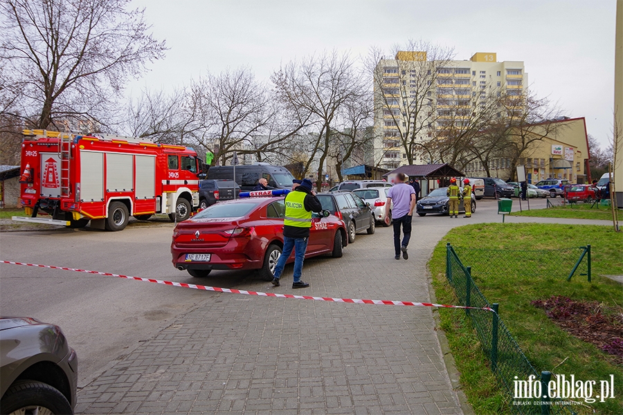 Okulickiego: W mieszkaniu znaleziono niebezpieczne substancje. Ewakuowano ok. 100 mieszkacw, fot. 11