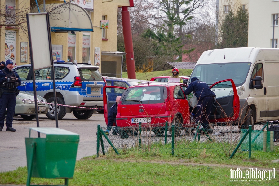 Okulickiego: W mieszkaniu znaleziono niebezpieczne substancje. Ewakuowano ok. 100 mieszkańców, fot. 12